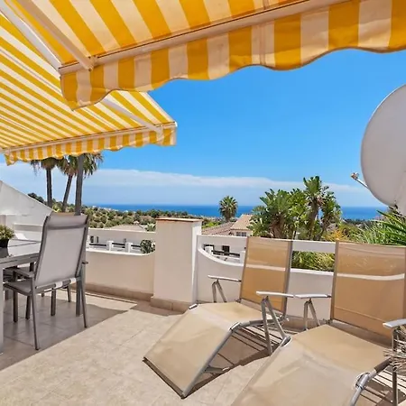 Penthouse With A Panoramic View And 2 Pools 아파트